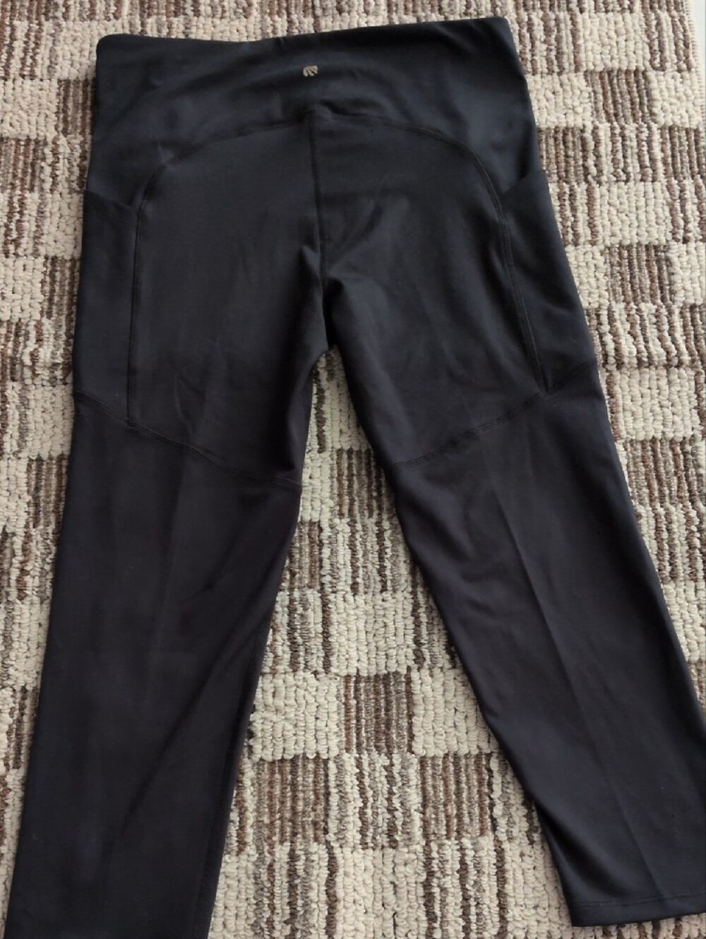 Marika Black Capri Leggings with Wide Waistband And Cell Phone Pocket 🖤🖤🖤🖤 - Picture 9 of 12